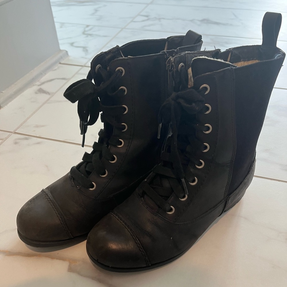 UGG Women Leather boots Size 6